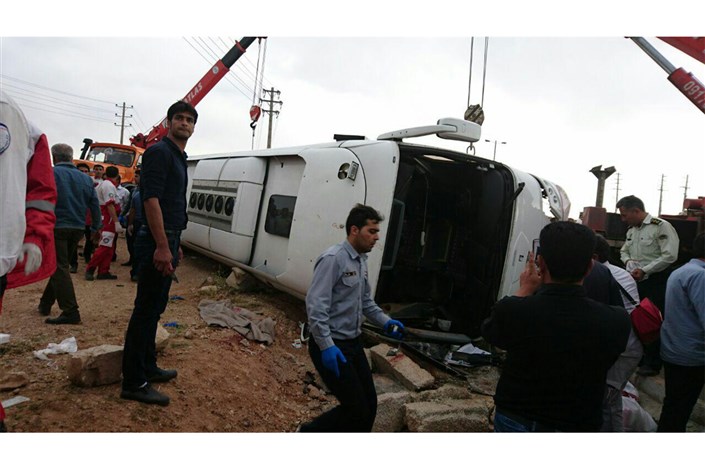 16 مجروح  در اثر واژگونی اتوبوس در محور شیراز- مرودشت