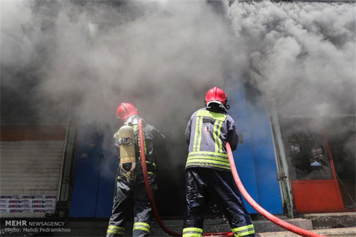  حریق گسترده در انبار لاستیک/اعزام 6 ایستگاه آتش نشانی به محل حادثه