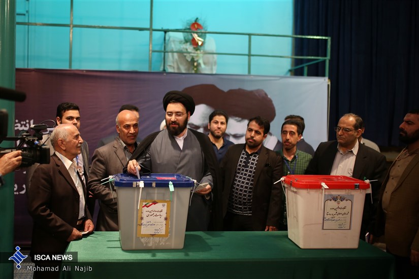  سیدعلی خمینی رای اش را به صندوق انتخابات انداخت