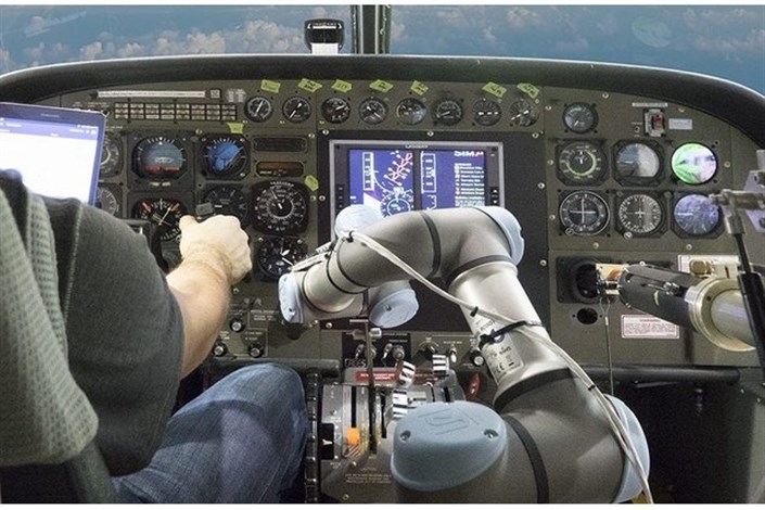 رباتی که یک دستی هواپیما را فرود آورد/تصاویر