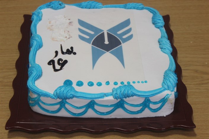 برش کیک 35 سالگی دانشگاه آزاد اسلامی در واحد بافت