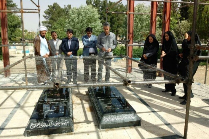غبار روبی و عطر افشانی گلزار شهدای گمنام شهرستان ایوان