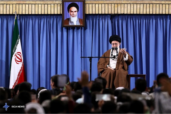  رهبر انقلاب اسلامی: می‌توانیم بر همه سختی‌ها و چالش‌ها، مؤمنانه فائق بیاییم