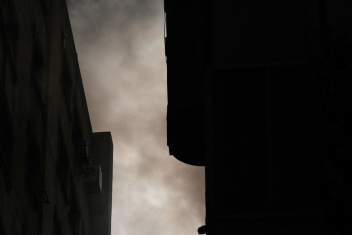 آتش سوزی گسترده در یک ساختمان ۴ طبقه/ نجات ۷ شهروند از میان شعله‌های آتش 