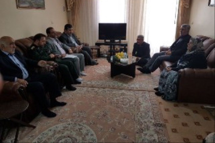 دیدار رئیس دانشگاه آزاد اسلامی واحد هشتگرد از خانواده شهدا در هفته مقاومت و ایثار