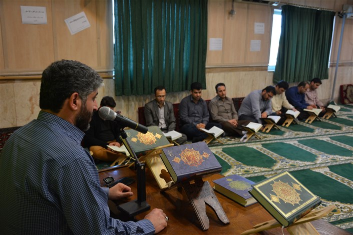 برگزاری محفل انس با قرآن در دانشگاه آزاد اسلامی واحد بندرانزلی.