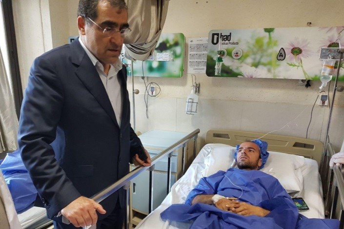 عیادت وزیر بهداشت از مجروحان حادثه مجلس/تصویر