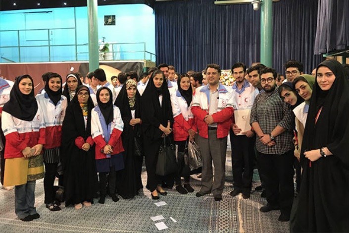  تقدیر از دانشجوی پزشکی و دبیر کانون هلال احمردانشگاه علوم پزشکی آزاد اسلامی تهران