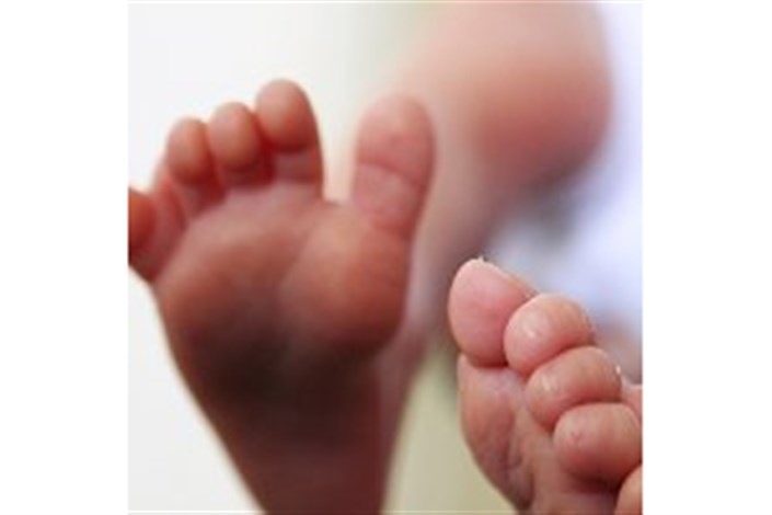 مشکلات پدر کارگر برای درمان نوزاد "۲۴ انگشتی" 
