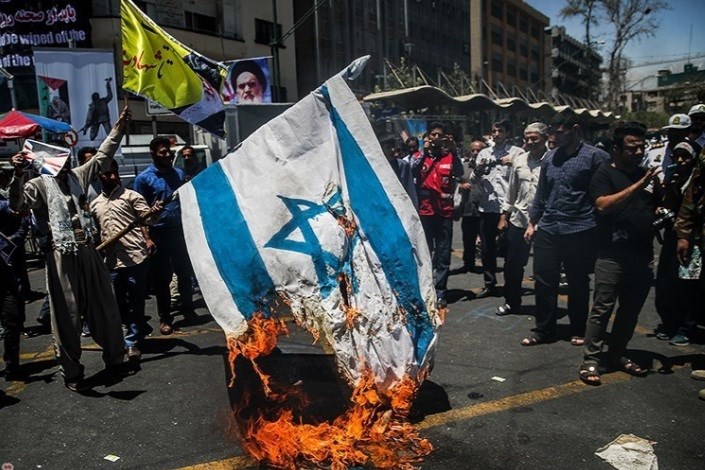 هاآرتص: پرچم و آدمک رهبران اسرائیل در تظاهرات تهران به آتش کشیده شد