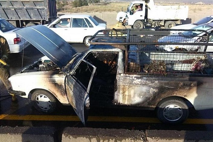 واژگونی و آتش‌سوزی خودرو پیکان وانت در جاده خاوران/راننده خودرو متواری شد/عکس