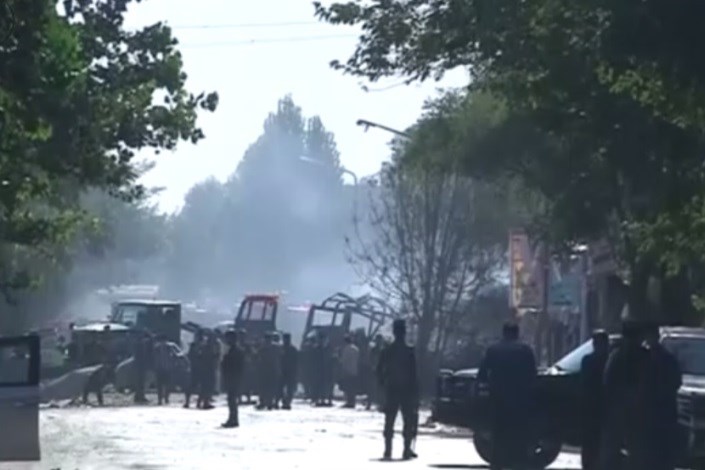 بر اثر حمله انتحاری در کابل ده ها نفر کشته و مجروح شدند
