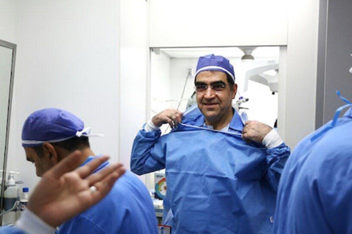 انجام 12 عمل جراحی چشم توسط وزیر بهداشت در کاروان خیریه نورآوران سلامت