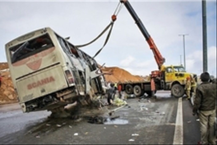 لاستیک زاپاس رهاشده کامیون حادثه آفرید/ مصدومیت ۲۲ سرنشین اتوبوس