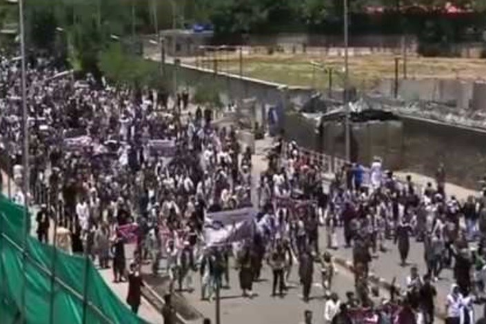 تجمع اعتراضی شیعیان افغانستان در واکنش به ناکامی پلیس در حمایت از آنها