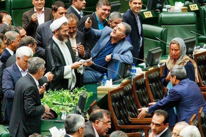 عذرخواهی نماینده شیراز به‌خاطر سلفی حاشیه‌ساز با موگرینی