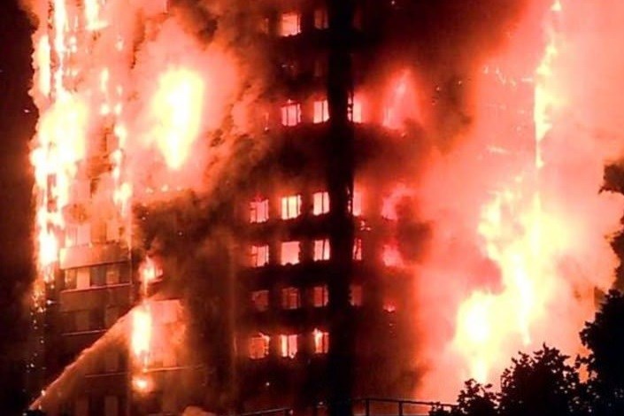 برج آناهیتا در خیابان جردن آتش گرفت/ آتش نشانان حریق را اطفا کردند