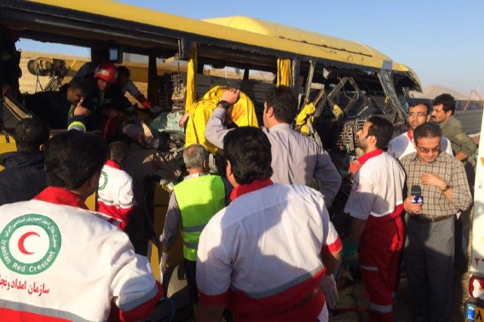 تصادف تریلی و اتوبوس در طبس/3 نفر به مراکز درمانی منتقل شدند