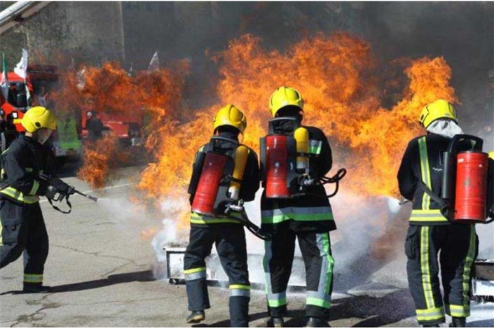  کارگاه مواد شیمیایی در روشن دشت اصفهان آتش گرفت /  8 آتش نشان مصدوم شدند