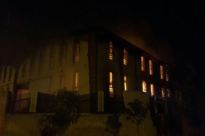 آتش گسترده در کارخانه فیلتر شهرک صنعتی عباس آباد/ اعزام نیروهای آتش نشانی به شهرک