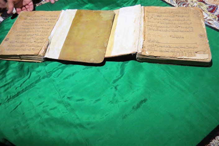 اهدای دو جلد قرآن نفیس خطی به موزه قزوین