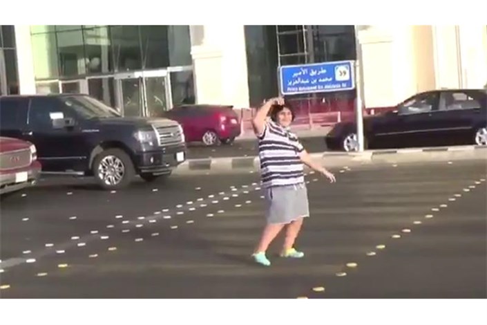 پلیس عربستان پسری را که در خیابان رقصیده بود، آزاد کرد