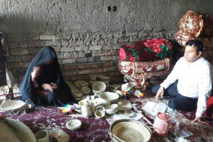 فروش صنایع دستی برای هنرمندان روستایی محرومیت زدا است