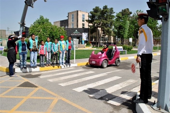 کانون جهانگردی و اتومبیلرانی ایران  به دانش آموزان آموزش ترافیکی می دهد
