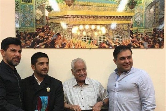 دبیر ۱۲ مدالش را به موزه آستان قدس رضوی اهدا کرد