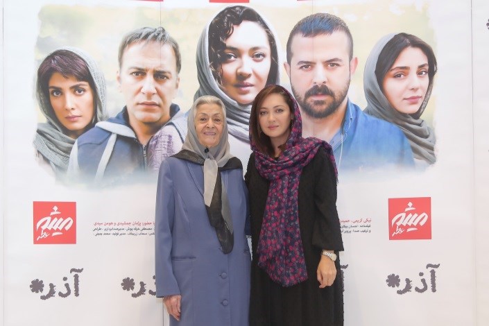 جوایز برندگان قرعه کشی فیلم «آذر» توسط نیکی کریمی و ژاله علو اهدا شد