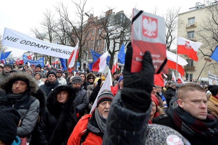 اتحادیه اروپا لهستان را تهدید کرد