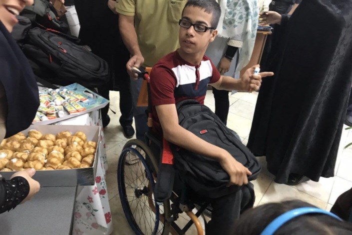 اهدای لوازم التحریر به دانش آموزان معلول در آستانه سال تحصیلی جدید