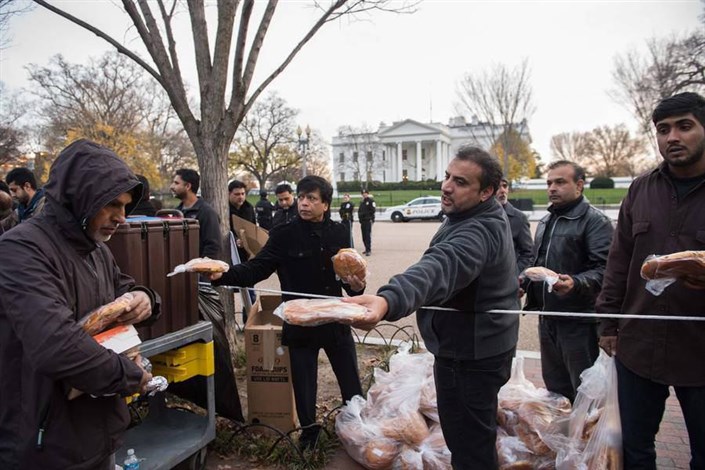 توزیع نذری در برابر کاخ سفید در ایام ماه محرم+عکس