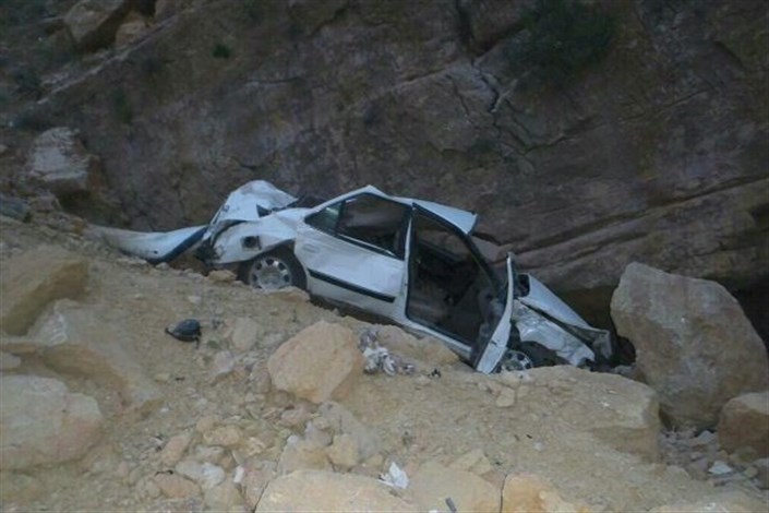 آتش نشانان  راننده را از عمق ۱۰۰ متری دره‌ امامزاده داود نجات دادند 