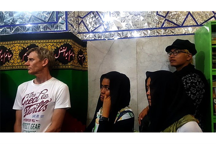 حضور گردشگران خارجی در مراسم عزای امام حسین (ع)/ عکس