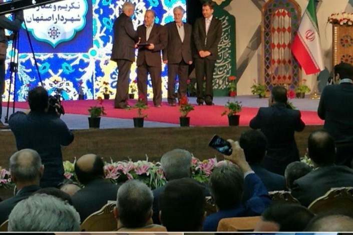 اهدای حکم شهردار جدید اصفهان توسط استاندار