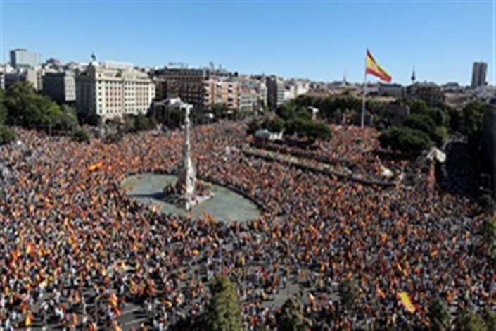 تظاهرات گسترده در مادرید و بارسلون در حمایت از حفظ تمامیت ارضی اسپانیا