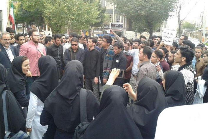 تجمع اعتراضی دانشجویان علوم‌پزشکی شهرکرد در پی فوت دانشجوی این دانشگاه