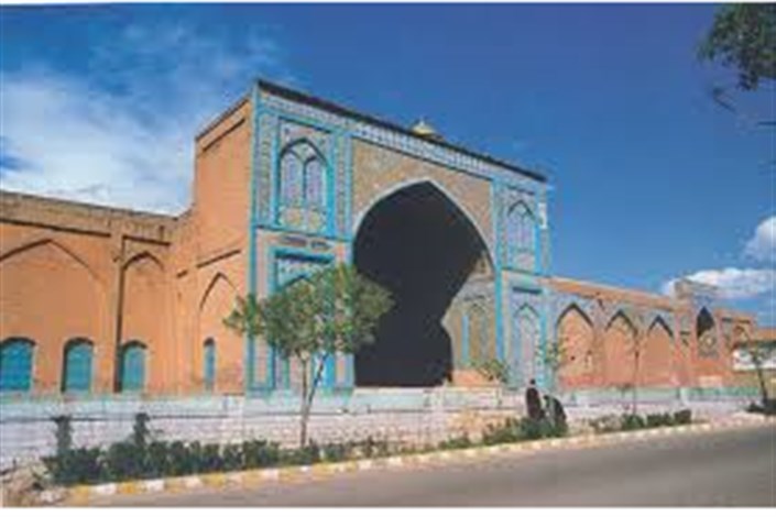 مسجد جامع سنندج به اندازه مساحت مفید آن مفروش بوده است