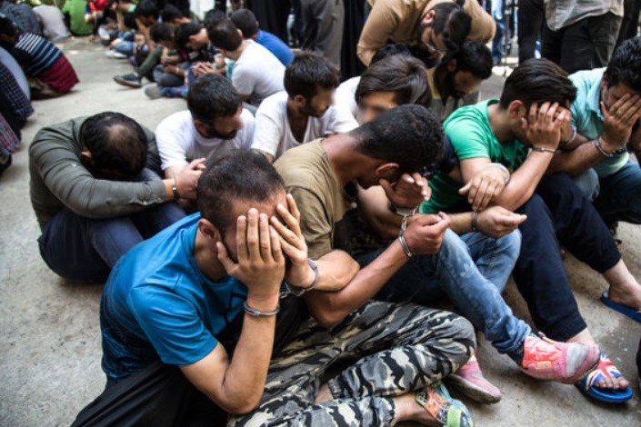 دستگیری اعضای باند ۱۸ نفره اراذل و اوباش در پاساژ علاءالدین