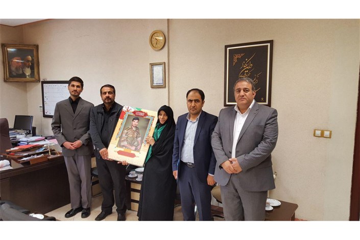 دیدار رییس دانشگاه آزاد واحد کرج با خانواده شهید مدافع حرم