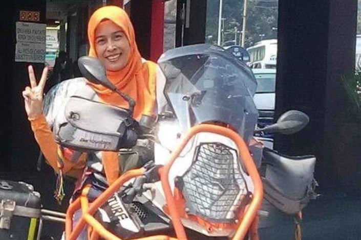 سفر زن مالزیایی  باموتور برای ترویج اسلام