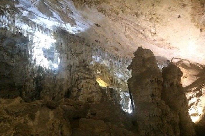 کشف آثاری از دوران پارینه سنگی در غار بوف شهرستان رستم