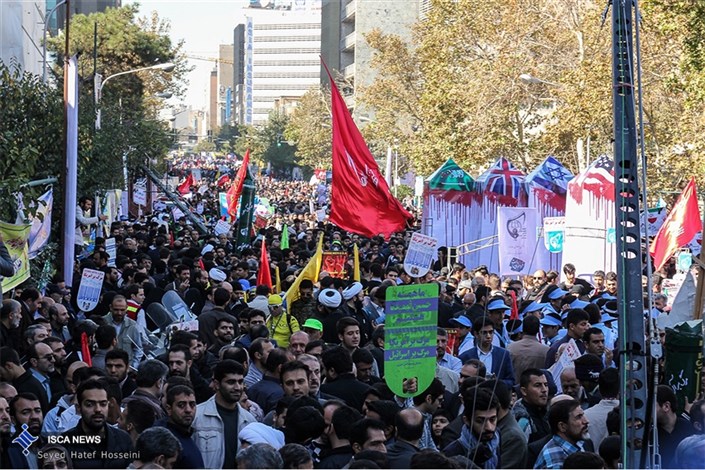 نوجوانان تهرانی پرچم آمریکا را به آتش کشیدند