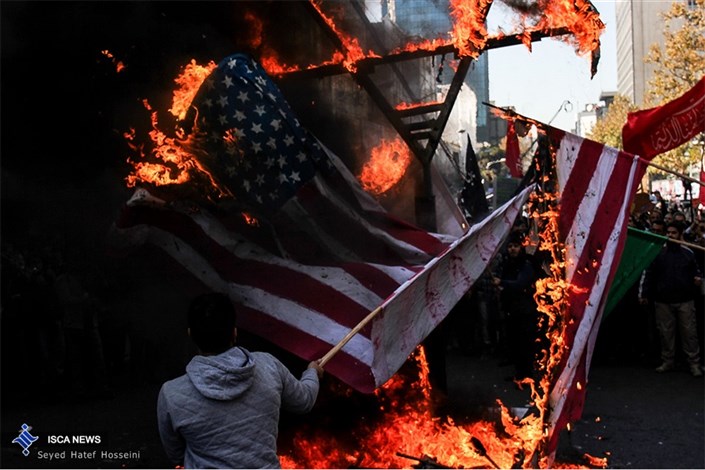 نوجوانان تهرانی پرچم آمریکا را به آتش کشیدند