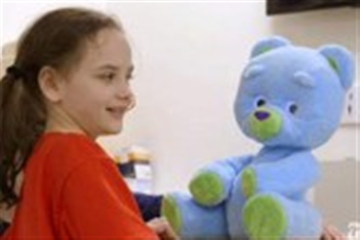 خرس عروسکی به کمک تیم درمانی بیمارستان ها می آید/ کودکان دیگر از بیمارستان نمی ترسند