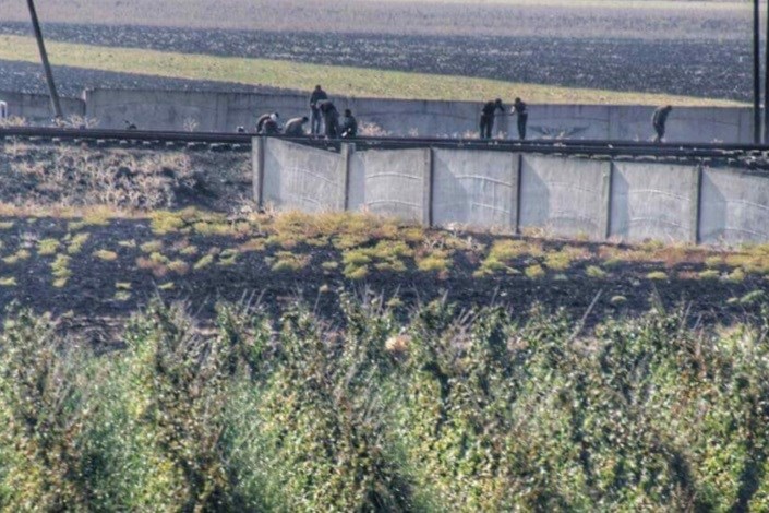  تروریست های جبهه النصره در حال سرقت ریل راه آهن