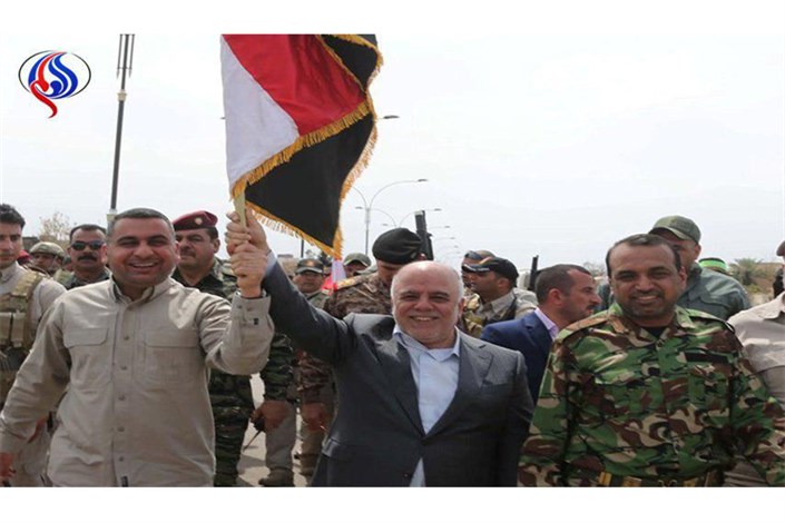 العبادی پرچم عراق را در القائم به اهتزاز در آورد