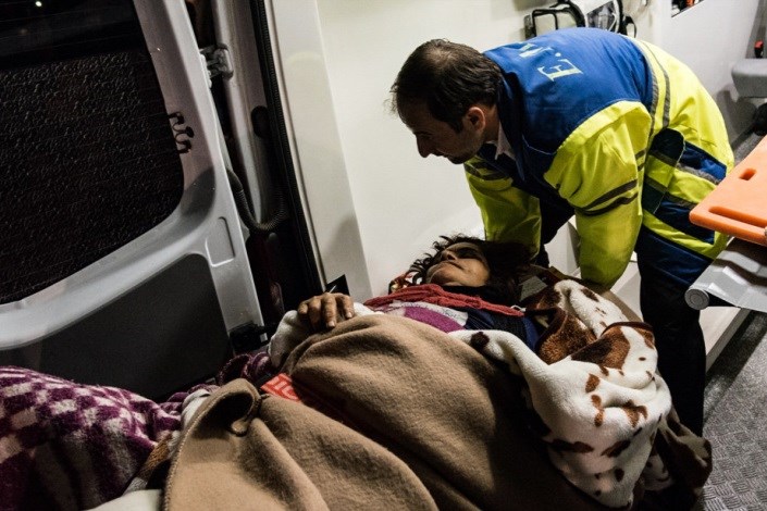 وزیر بهداشت: مصدومان زلزله پس از ترخیص رها نمی شوند/ اسکان همراهان مصدومان