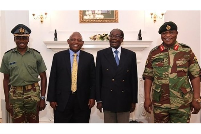 لبخند موگابه در کنار فرمانده ارتش زینبابوه 